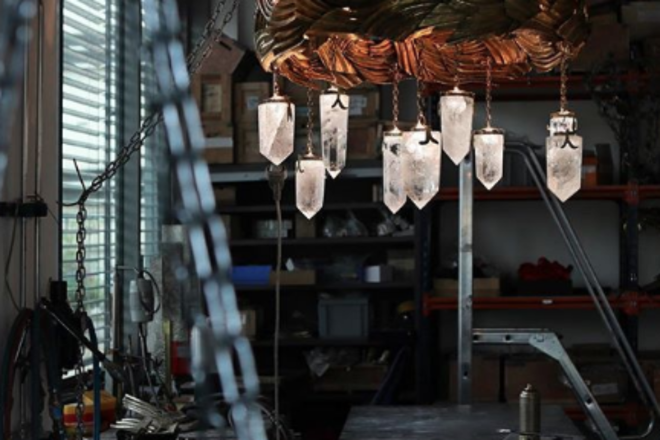 Lustre Couture - Insertion LED dans cristal de roche - Montage dans les ateliers Goossens 